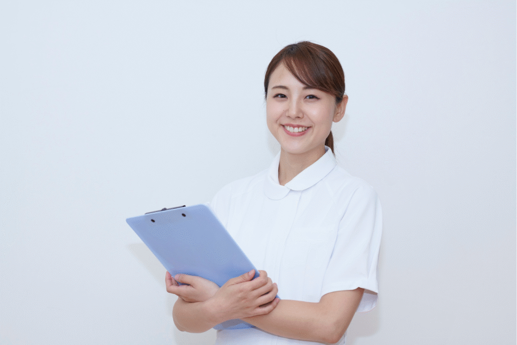 問診票を持つ看護師の写真