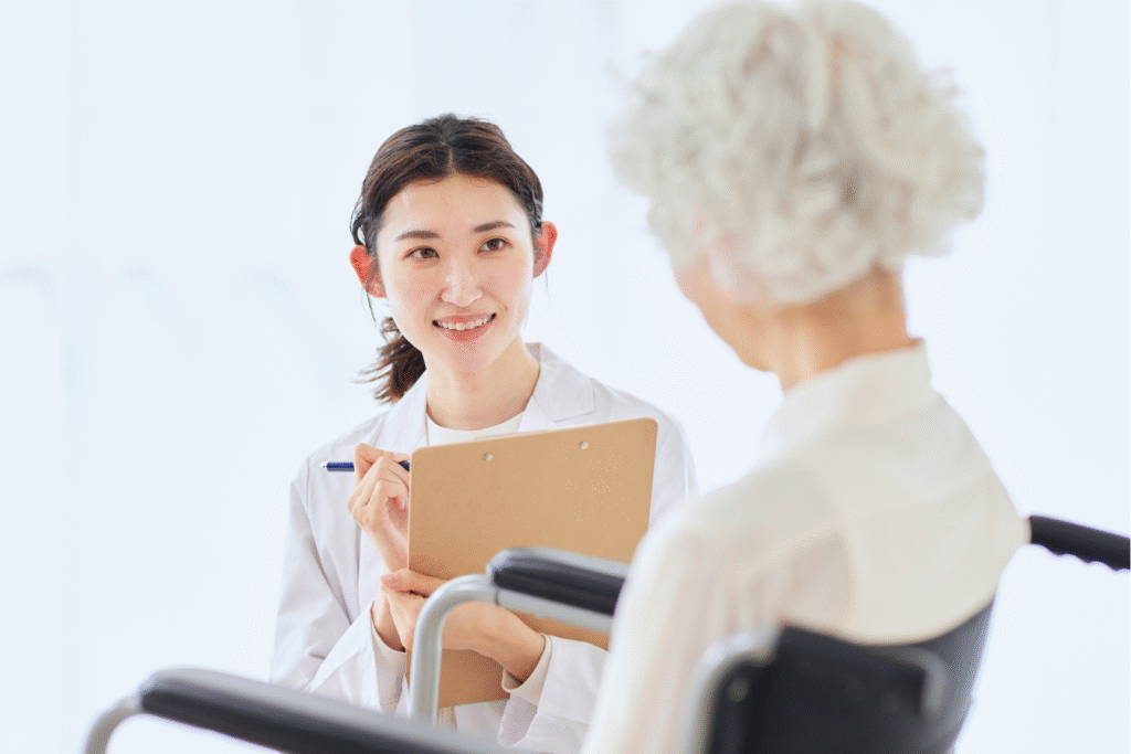 体調について看護師が利用者さんへ問診している様子