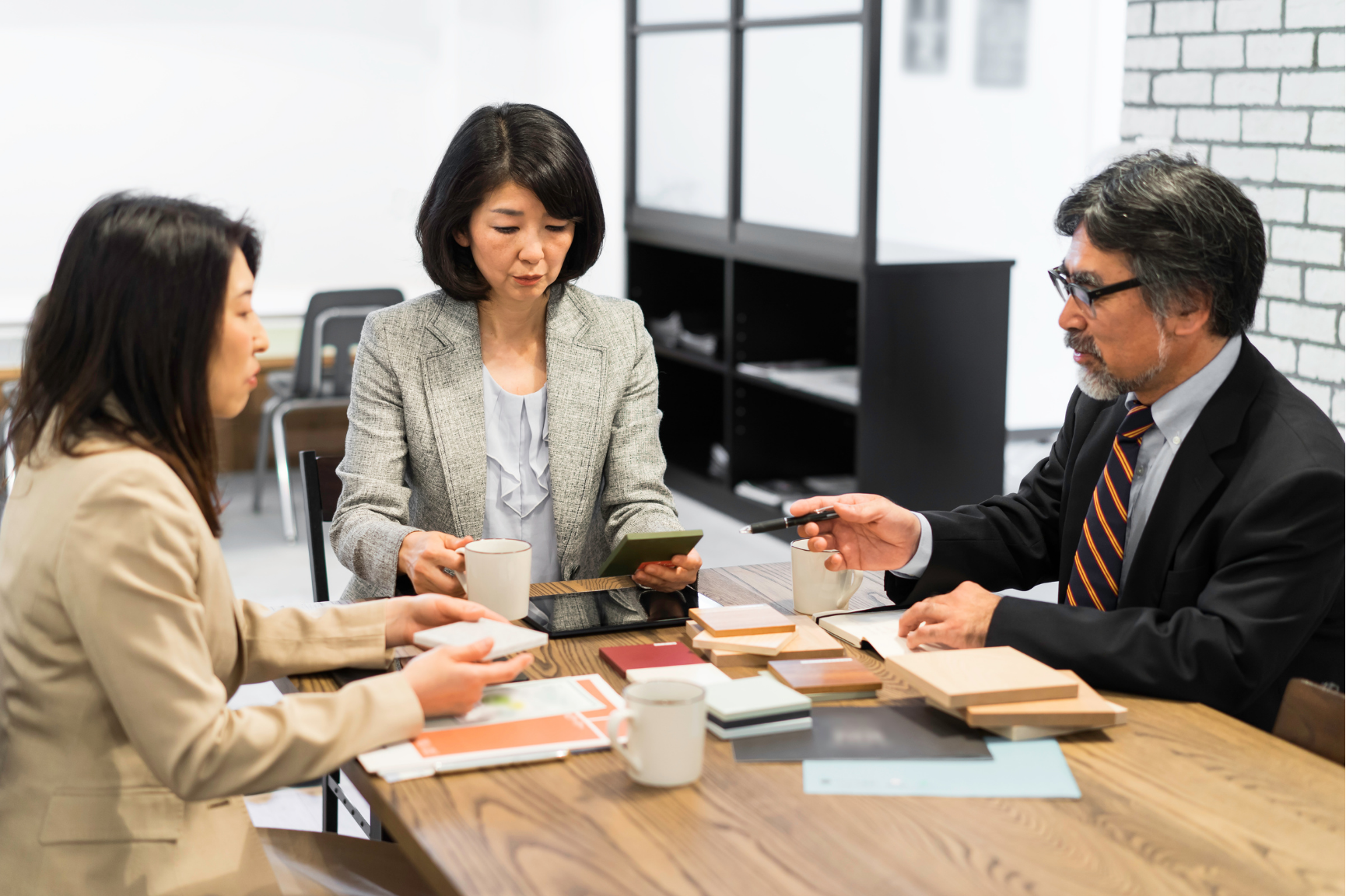 家族で相談している様子